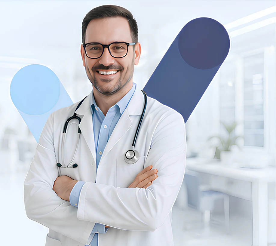 Médico con bata y estetoscopio en un consultorio